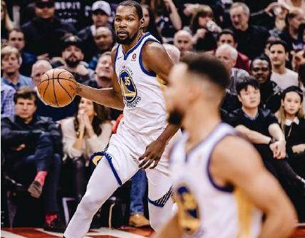 騎士勇士對決，熱血沸騰的賽場瞬間，精彩對決不容錯(cuò)過！