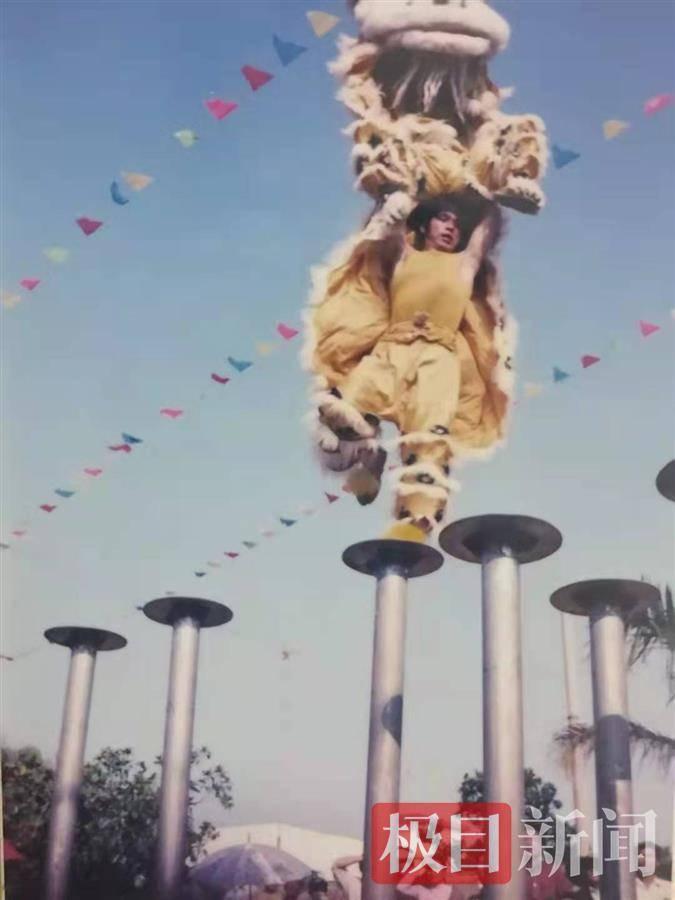 藤縣獅王比賽視頻，小巷深處的獨(dú)特魅力展現(xiàn)獅王風(fēng)采