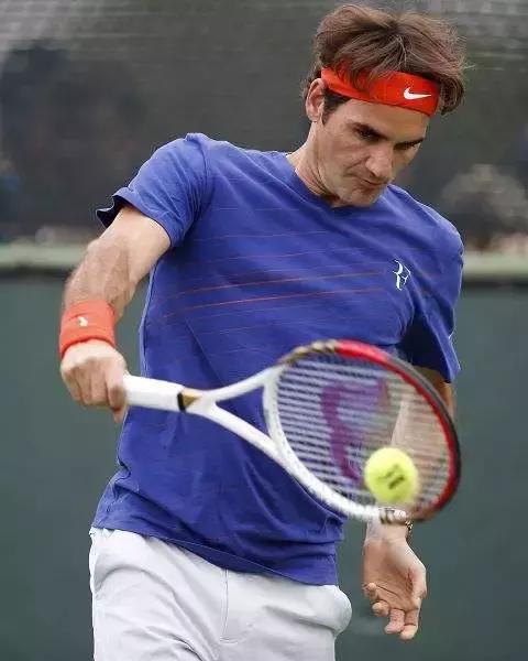 揭秘費(fèi)德勒反拍技巧，網(wǎng)球秘籍藏于小巷之中解析揭秘！