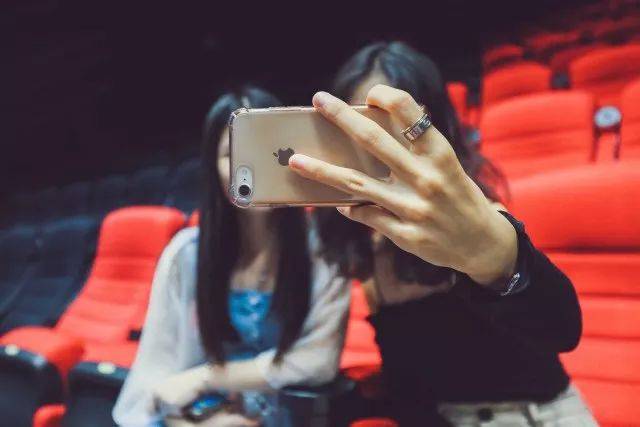 鏡頭下的自信與成長(zhǎng)之旅，自拍電影的探索與歷程