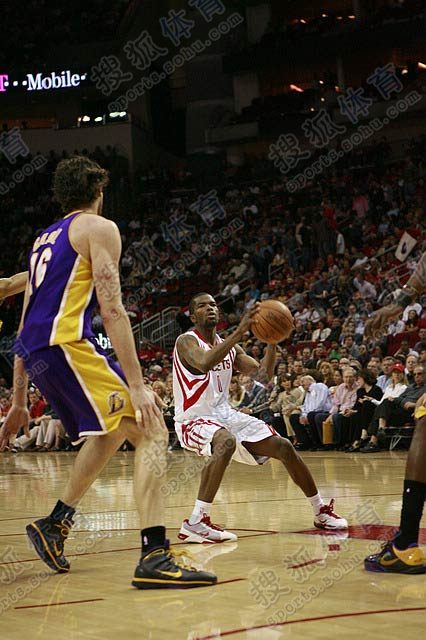 湖人火箭對決，愛與陪伴的賽場之夜