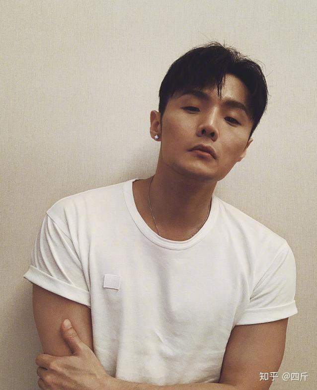 眼睛小的明星男，日常星光中的獨特魅力與溫馨故事