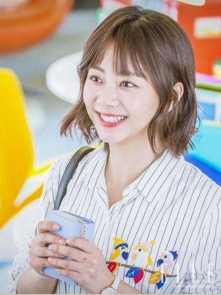 楊紫短發(fā)造型大揭秘，一次溫馨有趣的發(fā)型之旅