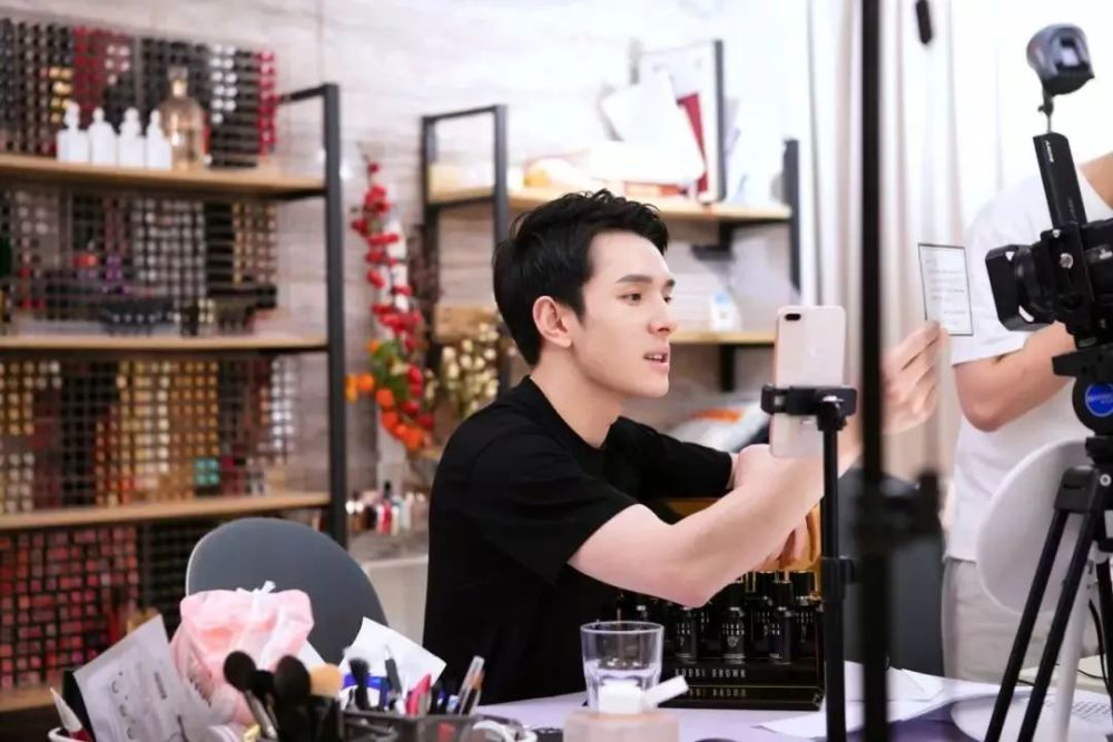 明星直播間高科技產(chǎn)品引領(lǐng)直播新紀(jì)元，科技改變生活，明星直播間震撼登場！