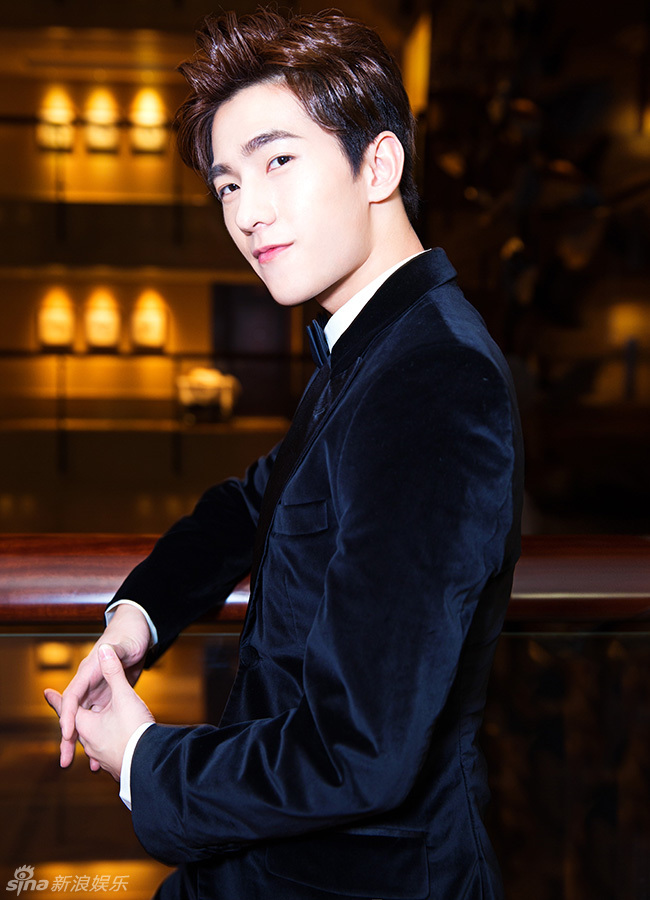 楊洋最新時尚寫真，時代之星光芒四溢