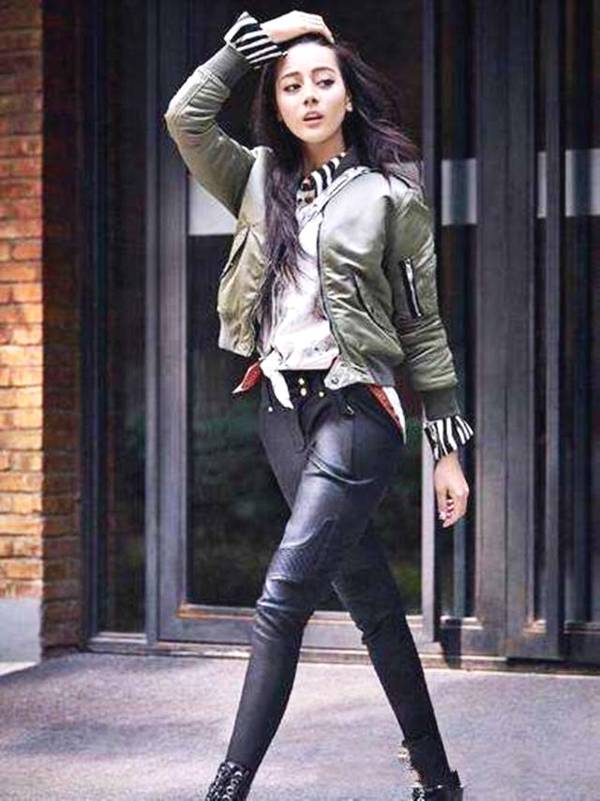 明星皮褲時(shí)尚，演繹潮流與展現(xiàn)個(gè)性風(fēng)采