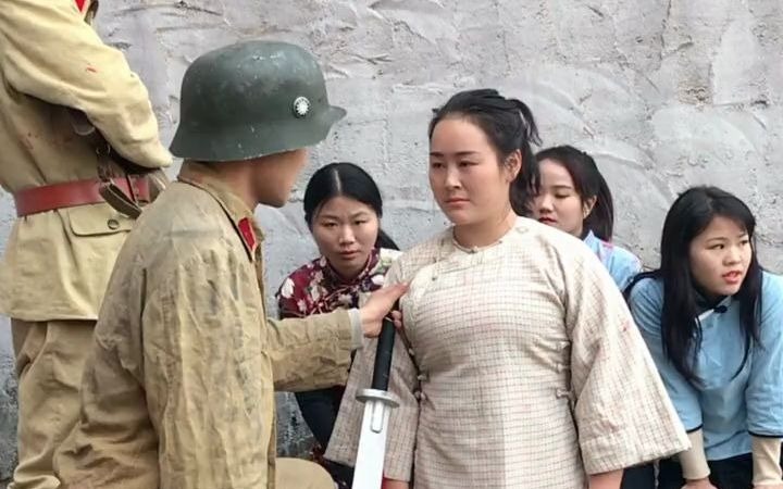 女演員遭遇群演搶劫卻意外星光閃耀，暖心日常與情感紐帶揭秘