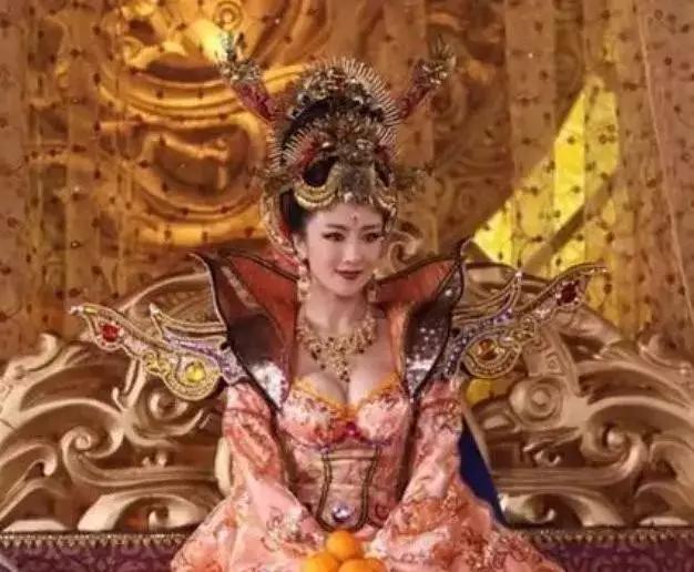 蘇妲己演員與神秘小巷特色小店的邂逅