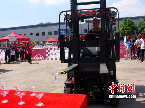 叉車比賽視頻，賽場上的友情與激情展現(xiàn)！