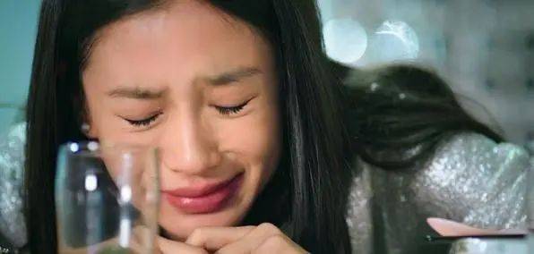 演員楊瑩，小巷深處的魅力與美食探索