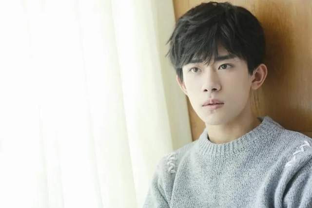 易烊千璽最新帥氣照片，時(shí)尚魅力與多元風(fēng)格的聚焦展現(xiàn)