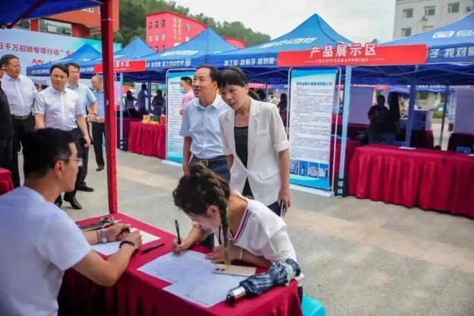 臨江工業(yè)園區(qū)最新招工現(xiàn)象解析與觀點論述