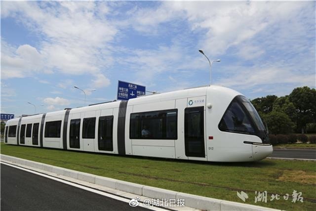 光谷有軌電車最新進(jìn)展，電車上的家庭溫馨之旅與友情交織的旅程