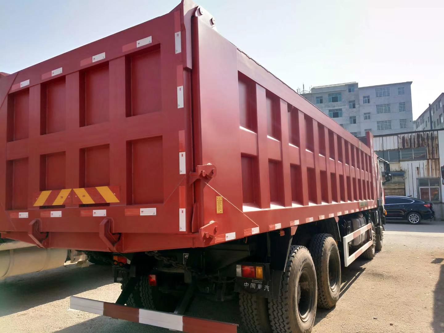 紅巖杰獅自卸車最新款390，重載運(yùn)輸?shù)膹?qiáng)者，展現(xiàn)新姿態(tài)