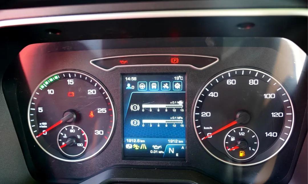 解放J7最新款試駕，駕馭變化，自信馳騁之路