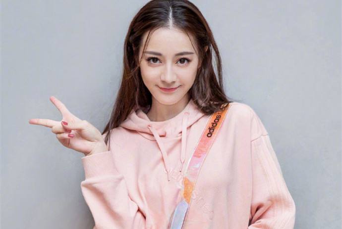 迪麗熱巴戀情最新動(dòng)態(tài)，變化、學(xué)習(xí)與自信的力量閃耀愛情之路