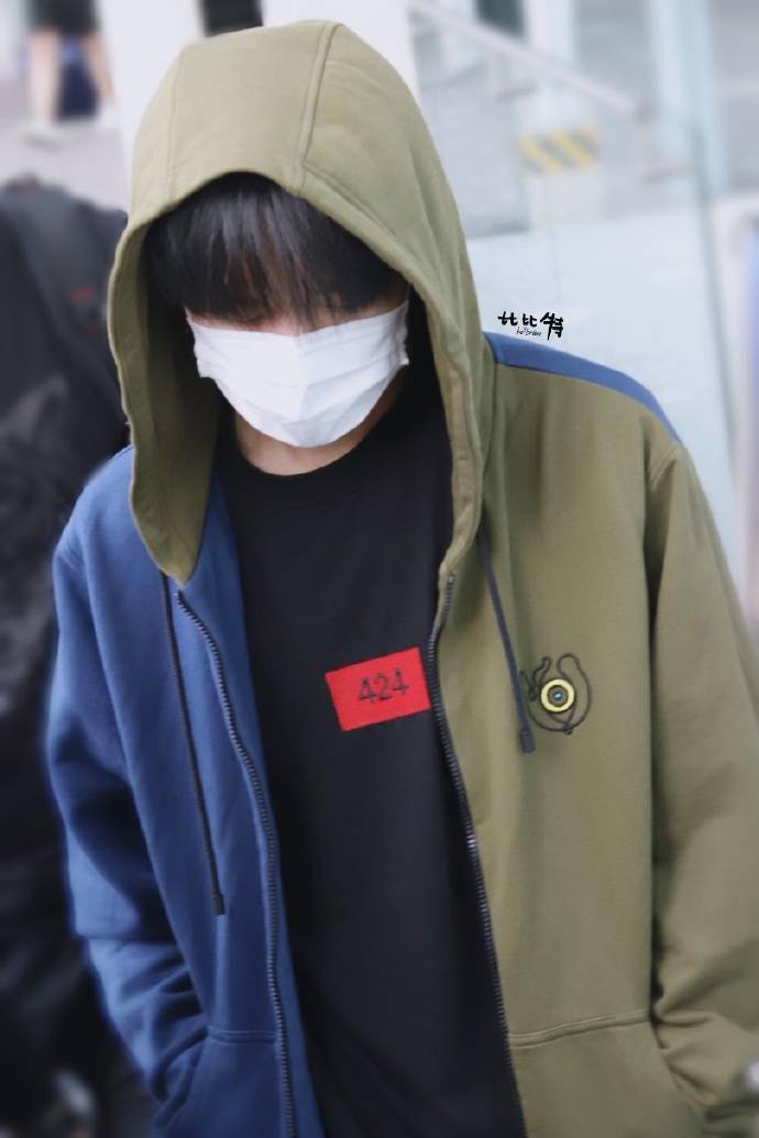 易烊千璽機場最新圖片，科技魅力與時尚前沿的完美結(jié)合展示