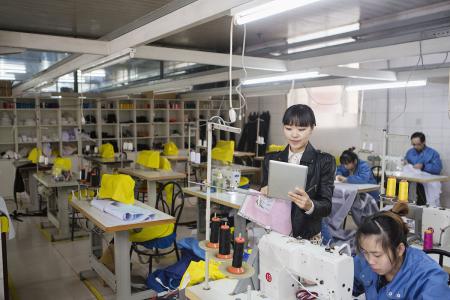 廣州制衣廠急聘燙工，燙衣技術(shù)展現(xiàn)你的才華！