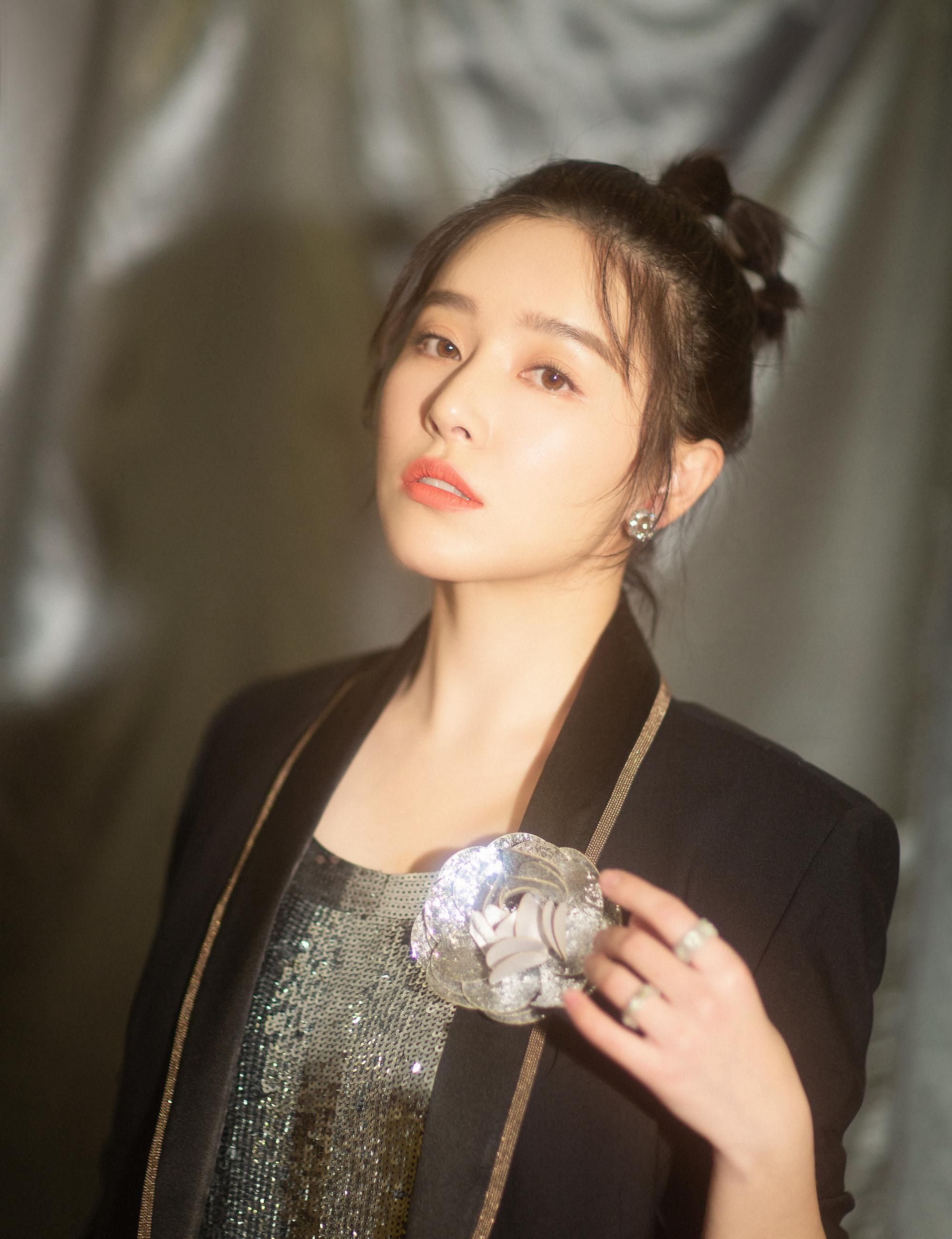 闞清子演藝事業(yè)持續(xù)升溫，新動(dòng)態(tài)備受矚目，最新消息一覽