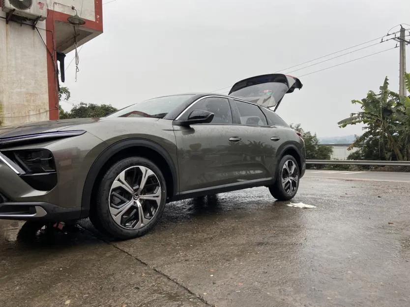 探索雪鐵龍魅力，小巷中的最新寶藏