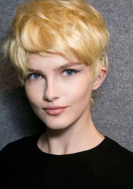 拉文最新發(fā)型，變化的力量，展現(xiàn)自信與成就感的源泉