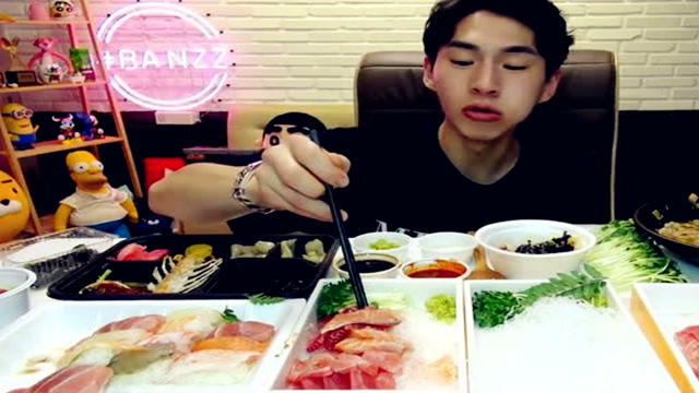 奔馳小哥最新吃播探索自然美景，尋找內(nèi)心平靜之旅