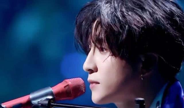 薛之謙最新圖片展現(xiàn)勵(lì)志之旅，變化、自信與成就感的閃耀之旅