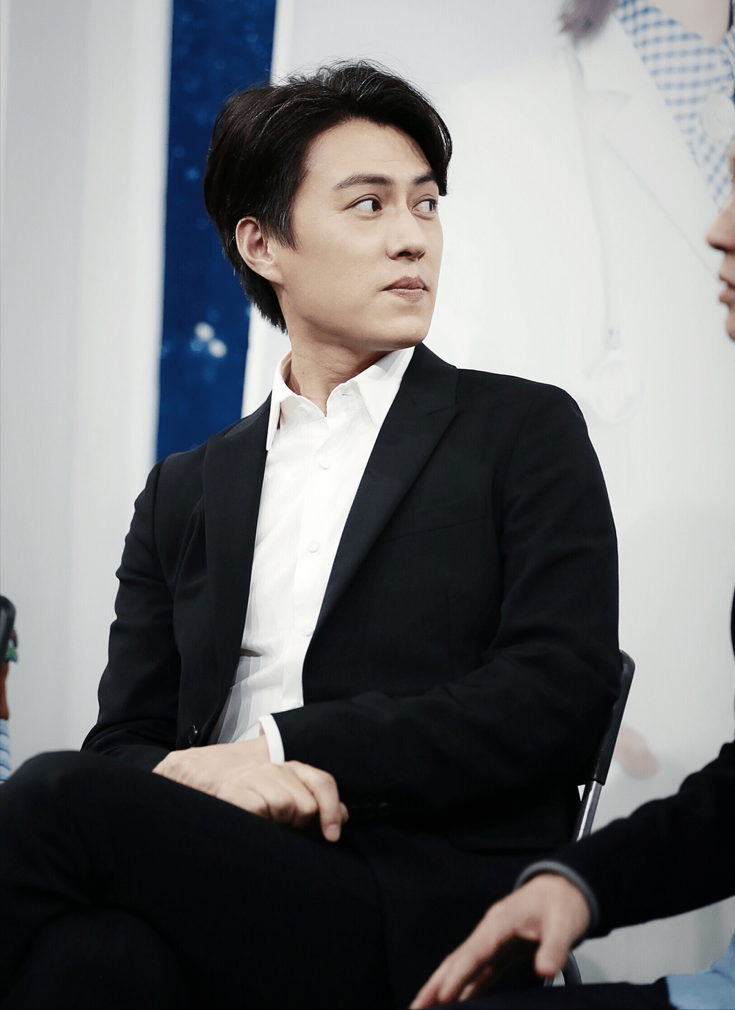 靳東最新發(fā)型揭秘，小巷深處的時尚探索