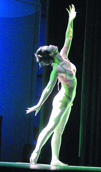 探索人體藝術(shù)極致邊界，最新大尺度作品展現(xiàn)美的無限可能